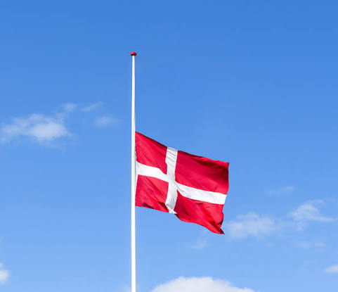 Dannebrog På Halv