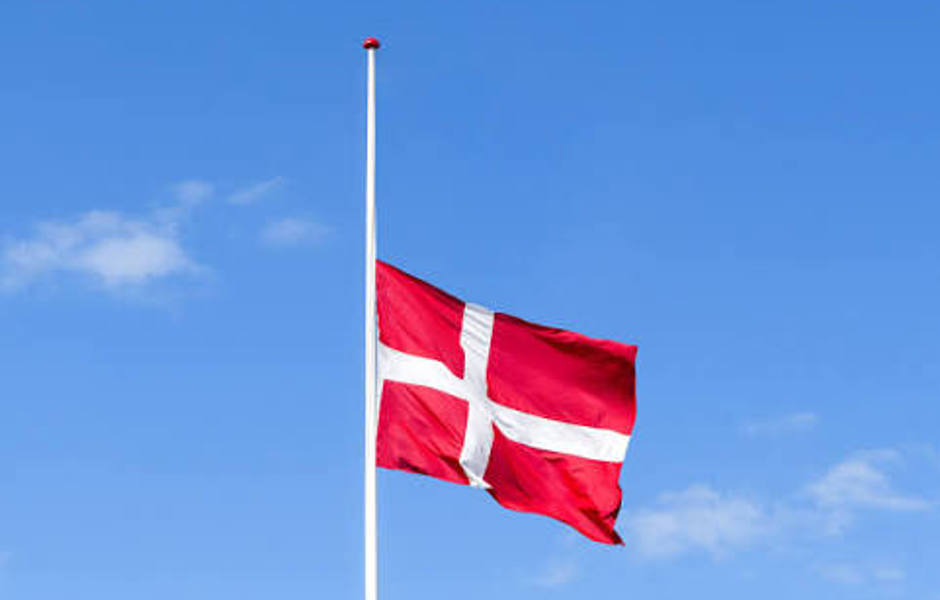Dannebrog På Halv